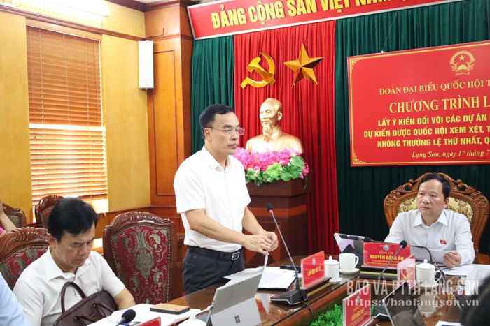 Đồng chí Giám đốc Sở Y tế báo cáo tình hình thực hiện các luật