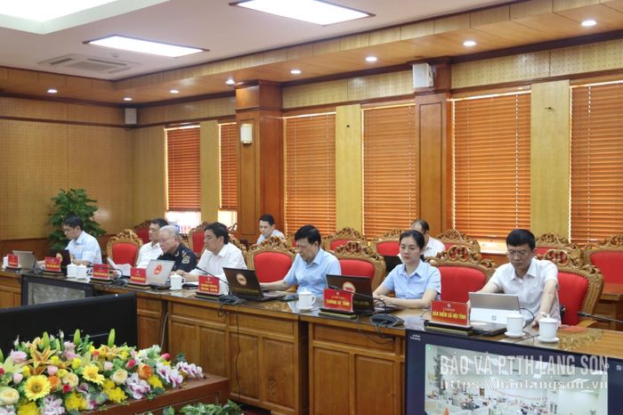 Đại diện một số sở, ngành theo dõi diễn biến hội nghị