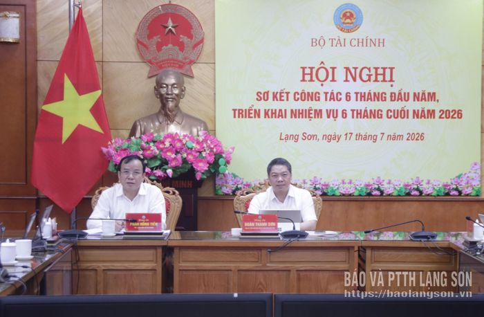 Lãnh đạo UBND tỉnh và lãnh đạo Sở Tài chính dự hội nghị