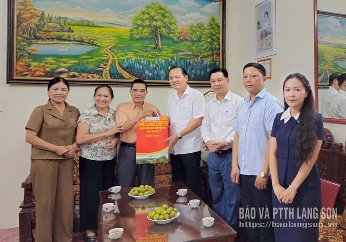 Đồng chí Phùng Quang Hội, Ủy viên Ban Thường vụ Tỉnh ủy, Bí thư Đảng ủy, Chủ tịch HĐND phường Đông Kinh tặng quà thương binh Bế Viết Phẻng