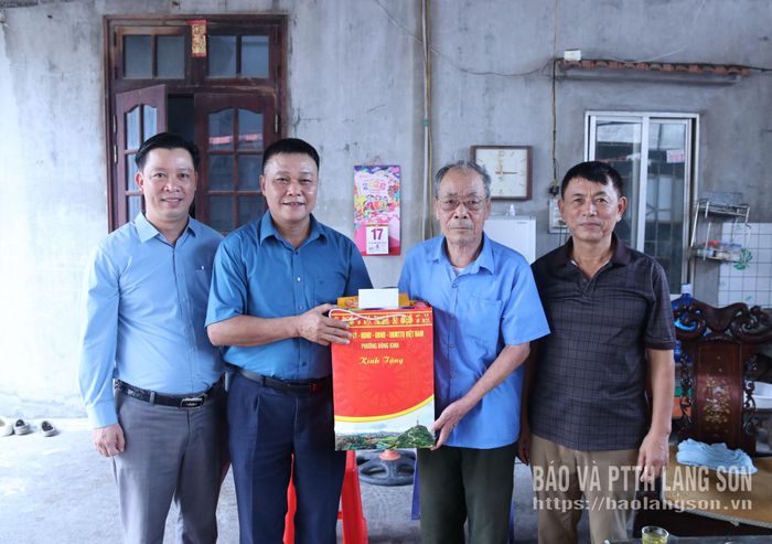 Đồng chí Phạm Công Cường, Phó Bí thư Thường trực Đảng ủy phường Đông Kinh tặng quà thương binh Chu Tàn, khối 19, phường Đông Kinh