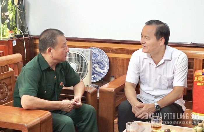Đồng chí Phùng Quang Hội, Ủy viên Ban Thường vụ Tỉnh ủy, Bí thư Đảng ủy, Chủ tịch HĐND phường Đông Kinh thăm hỏi động viên thương binh tại khối 4, phường Đông Kinh