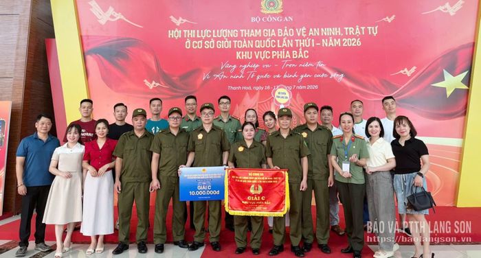 Đội tuyển tỉnh Lạng Sơn chụp ảnh lưu niệm sau khi kết thúc hội thi