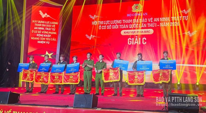 Ban Tổ chức trao giải C cho các đội, trong đó có đội tuyển tỉnh Lạng Sơn
