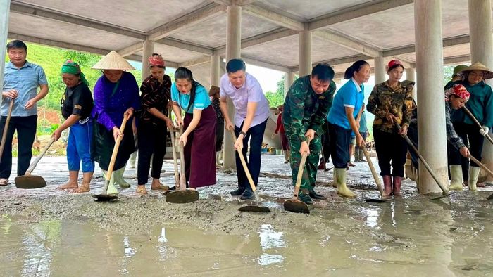 Cán bộ, hội viên và người dân tham gia làm nền nhà cho gia đình bà Hoàng Thị Niếu.