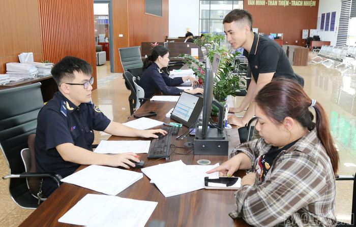  Công chức Chi cục Hải quan khu vực VII giám sát hoạt động thông quan hàng hóa tại Cửa khẩu Quốc tế đường bố số II Kim Thành. 