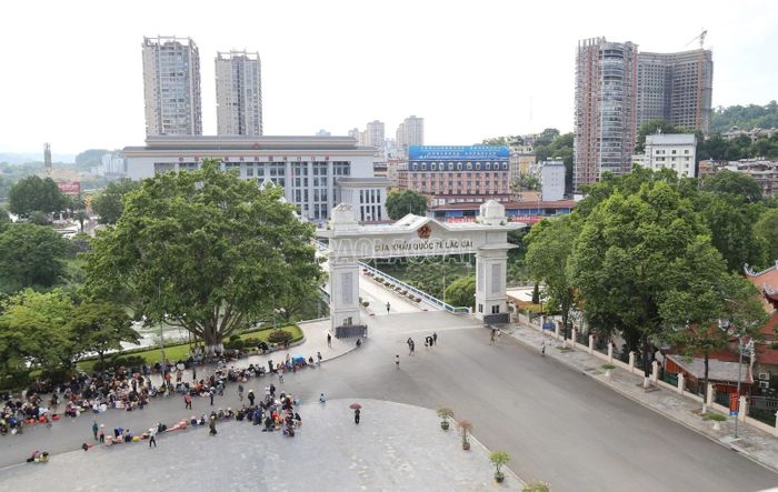  Hoạt động xuất nhập cảnh tại Cửa khẩu Quốc tế Lào Cai diễn ra thông suốt, đáp ứng nhu cầu giao thương và đi lại của người dân. 