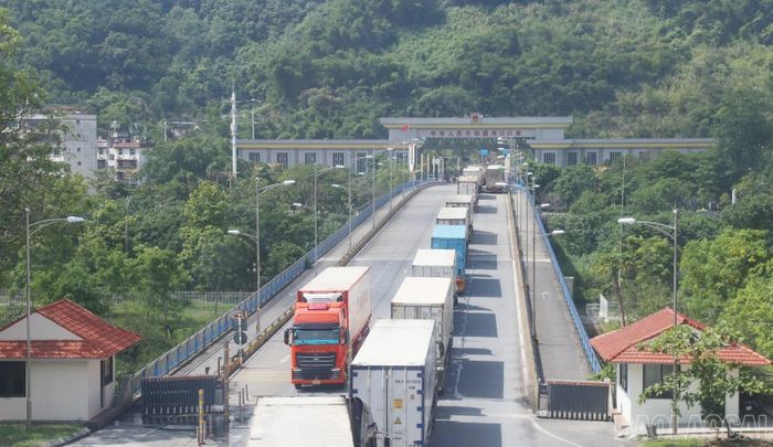 Hoạt động vận chuyển hàng hóa qua các cửa khẩu diễn ra sôi động, với lưu lượng phương tiện không ngừng gia tăng, phản ánh sự tăng trưởng của thương mại biên giới.