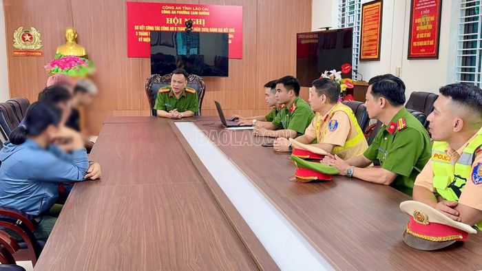 Công an phường Cam Đường và Phòng CSGT Công an tỉnh Lào Cai triệu tập 2 thiếu niên và người giám hộ đến làm việc.