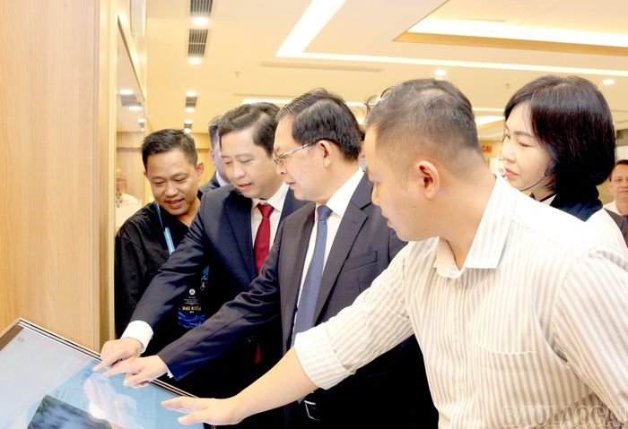 Không gian trưng bày thu hút sự quan tâm của đông đảo đại biểu, doanh nghiệp và nhà đầu tư trước giờ khai mạc Hội nghị Xúc tiến đầu tư tỉnh Lào Cai năm 2026.