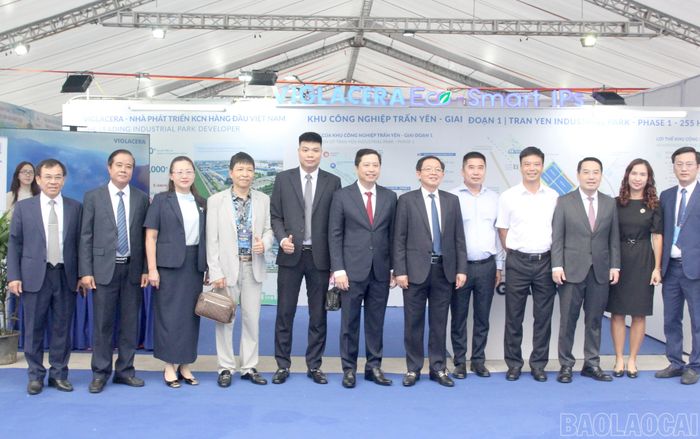 Các đại biểu tham quan, tìm hiểu tiềm năng đầu tư và các sản phẩm đặc trưng của tỉnh tại không gian trưng bày trong khuôn khổ Hội nghị Xúc tiến đầu tư tỉnh Lào Cai năm 2026.