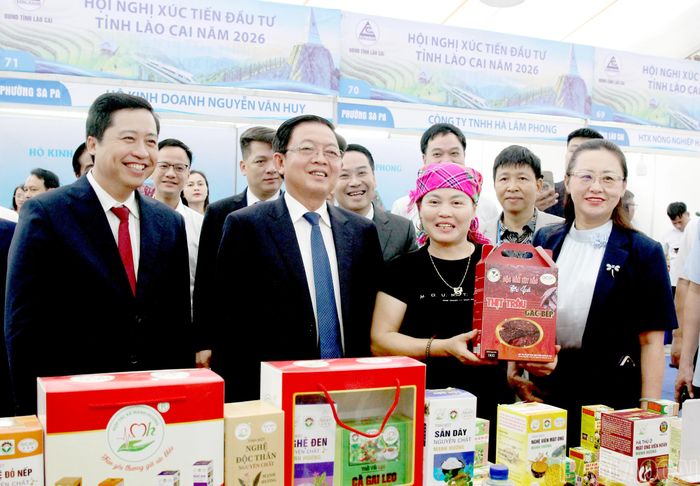 Phó Thủ tướng Chính phủ Hồ Quốc Dũng cùng các đồng chí lãnh đạo Trung ương, lãnh đạo tỉnh tham quan các gian hàng trưng bày sản phẩm OCOP.