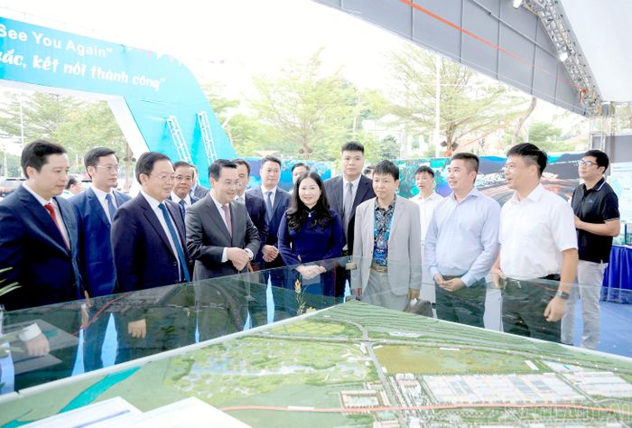 Phó Thủ tướng Chính phủ Hồ Quốc Dũng cùng các đồng chí lãnh đạo Trung ương, lãnh đạo tỉnh tham quan, tìm hiểu bản đồ quy hoạch tỉnh Lào Cai.