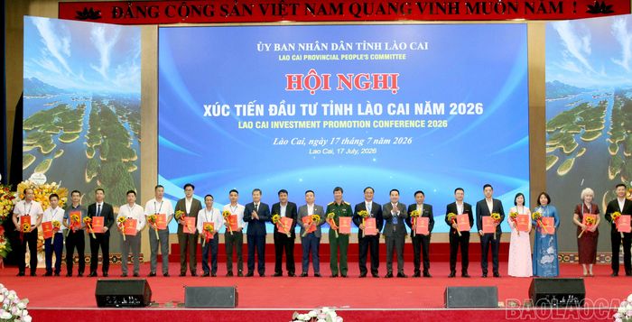 Các đồng chí lãnh đạo tỉnh tặng hoa và trao quyết định chấp thuận chủ trương đầu tư cho các doanh nghiệp, nhà đầu tư.