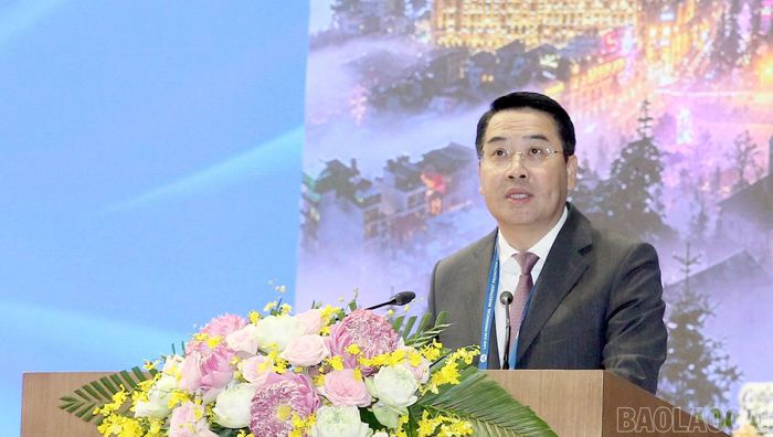 Chủ tịch UBND tỉnh Nguyễn Tuấn Anh phát biểu cam kết với doanh nghiệp và nhà đầu tư tại hội nghị.