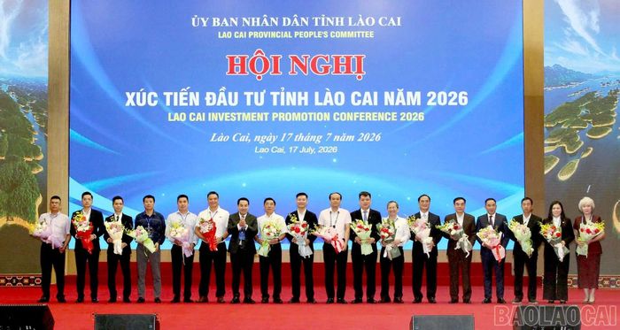 Các doanh nghiệp trao biển tài trợ các công trình, dự án an sinh xã hội; đóng góp vào Quỹ Phát triển giao thông nông thôn tỉnh Lào Cai và ủng hộ công tác tổ chức Hội nghị Xúc tiến đầu tư tỉnh Lào Cai năm 2026.