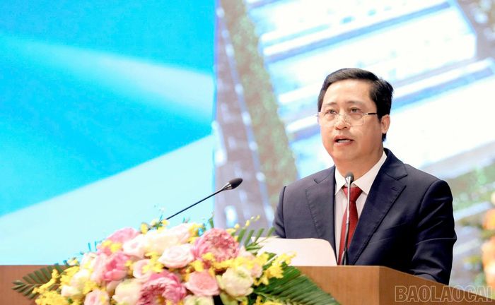 Đồng chí Dương Quốc Huy - Ủy viên Ban Chấp hành Trung ương Đảng, Bí thư Tỉnh ủy Lào Cai phát biểu chào mừng hội nghị.