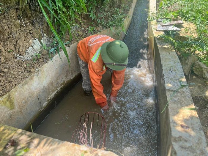 Các thành viên Tổ quản lý thủy lợi thường xuyên phát dọn, nạo vét, kiểm tra các tuyến mương để bảo đảm dòng chảy thông suốt.