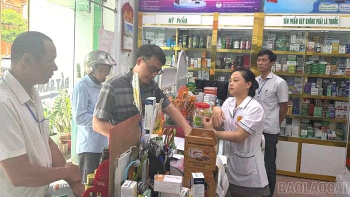 Cán bộ Sở Y tế Lào Cai thực hiện kiểm tra đột xuất cơ sở kinh doanh thuốc