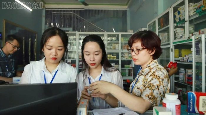 Lãnh đạo Sở Y tế tỉnh Lào Cai thực hiện kiểm tra, tuyên truyền việc chấp hành các quy định tại cơ sở kinh doanh thuốc An Châu, phường Cam Đường, tỉnh Lào Cai.