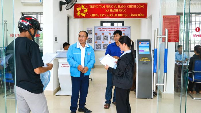 Những vướng mắc trong chuyển đổi số của người dân luôn được các đoàn viên, thanh niên hỗ trợ kịp thời.