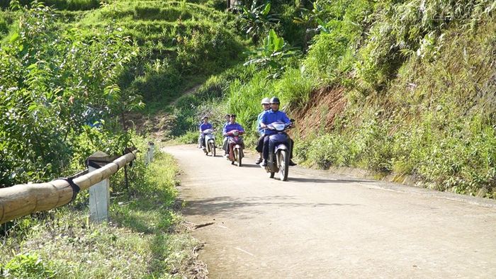 Hình ảnh các đoàn viên, thanh niên xã Hạnh Phúc thường xuyên có mặt tại các thôn, bản để hỗ trợ người dân thực hiện chuyển đổi số đã trở nên quen thuộc.