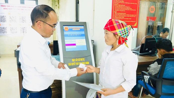 Không chỉ trực tiếp đến các thôn bản, các đoàn viên, thanh niên thường xuyên có mặt tại bộ phận hành chính công của xã để hỗ trợ người dân.