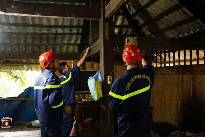 Cán bộ, chiến sĩ Đội Chữa cháy và Cứu nạn, cứu hộ số 2 hỗ trợ lắp hệ thống điện cho người dân.