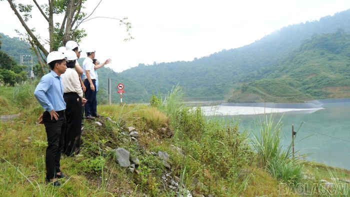 Đoàn giám sát kiểm tra thực tế dây chuyền sản xuất và công tác quản lý hồ chứa chất thải tại Nhà máy tuyển đồng Tả Phời.