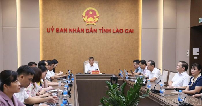 Đồng chí Ngô Hạnh Phúc - Ủy viên Ban Thường vụ Tỉnh ủy, Phó Chủ tịch Thường trực UBND tỉnh cùng các đại biểu dự hội nghị tại điểm cầu Lào Cai.