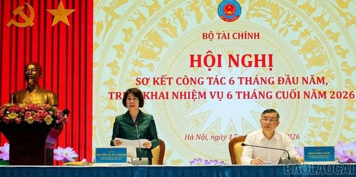 Lãnh đạo Bộ Tài chính điều hành thảo luận.