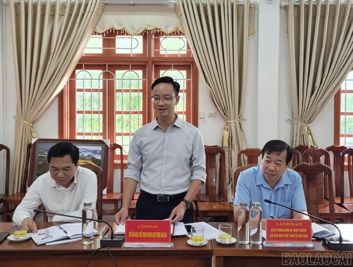 Lãnh đạo Sở Văn hóa, Thể thao và Du lịch Lào Cai cùng các phòng chuyên môn trao đổi về nội dung phối hợp.