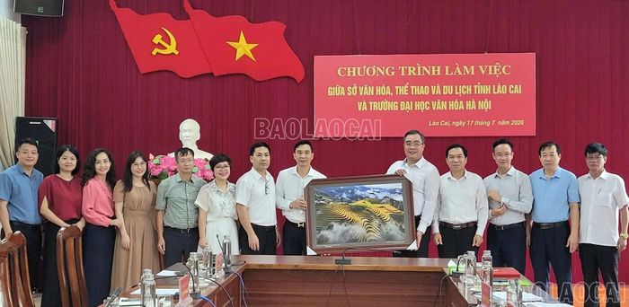 Sở Văn hóa, Thể thao và Du lịch tỉnh Lào Cai tặng bức tranh lưu niệm cho Trường Đại học Văn hóa Hà Nội.