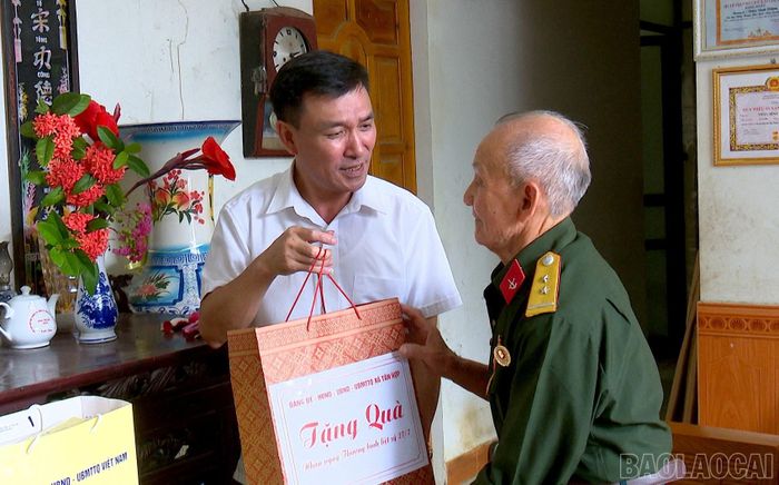 Lãnh đạo Đảng ủy xã Tân Hợp tặng quà các gia đình chính sách.