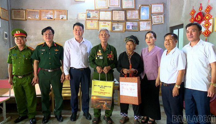 Phó Chủ tịch Thường trực Ủy ban MTTQ Việt Nam tỉnh Hà Đức Minh, cùng thành viên đoàn công tác của tỉnh tặng quà thương binh Bàn Hữu An, thôn Khe Phầy.