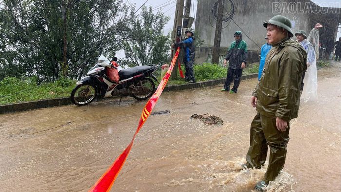 Lực lượng chức năng xã Lao Chải tổ chức căng dây cảnh báo tại các khu vực có nguy cơ sạt lở nhằm bảo đảm an toàn cho người dân và phương tiện lưu thông. (Ảnh do xã Lao Chải cung cấp).