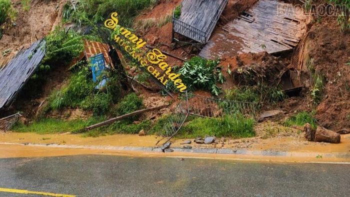 Sạt lở gây hư hỏng một số hàng quán của người dân. ( Ảnh do xã Mù Cang Chải cung cấp)