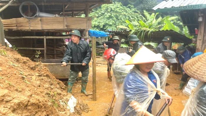 Lực lượng chức năng cùng người dân xã Lao Chải khẩn trương triển khai các hoạt động khắc phục hậu quả mưa lũ. (Ảnh do xã Lao Chải cung cấp)