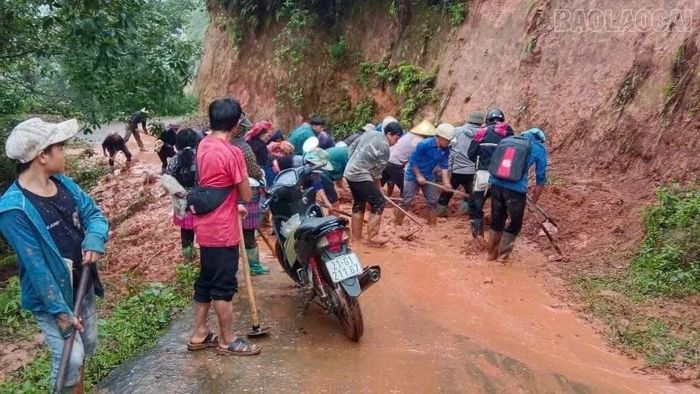 Người dân xã Khao Mang khẩn trương khắc phục các điểm sạt lở trên tuyến giao thông nhằm sớm khôi phục việc đi lại và bảo đảm kết nối giữa các khu vực. (Ảnh do xã Khao Mang cung cấp)