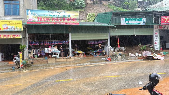 Nhiều hộ dân trên địa bàn xã Khao Mang, dọc tuyến Quốc lộ 32, cũng bị đất đá sạt lở tràn vào nhà ở. (Ảnh do xã Khao Mang cung cấp).