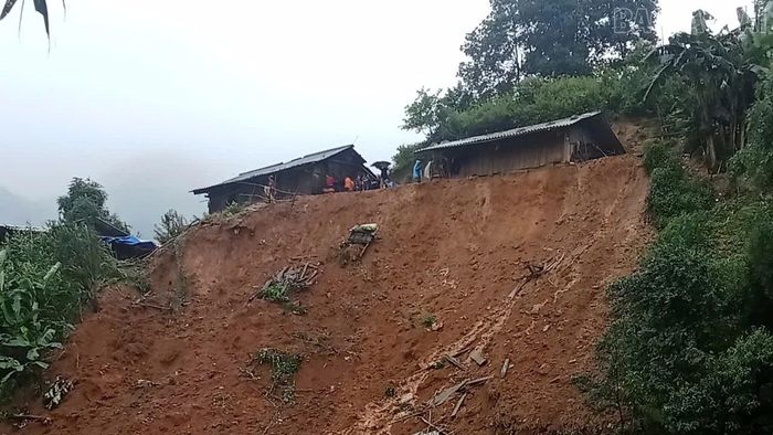 Những hộ dân ở xã Khao Mang có nguy cơ sạt lở. (Ảnh do xã Khao Mang cung cấp)