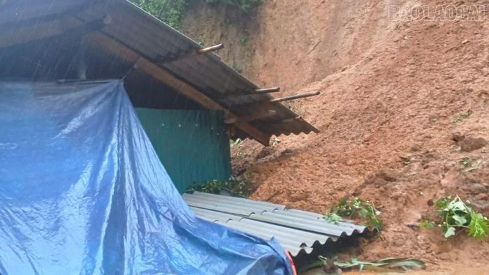 Một nhà dân ở xã Khao Mang bị đất đá vùi lấp (Ảnh do xã Khao Mang cung cấp)