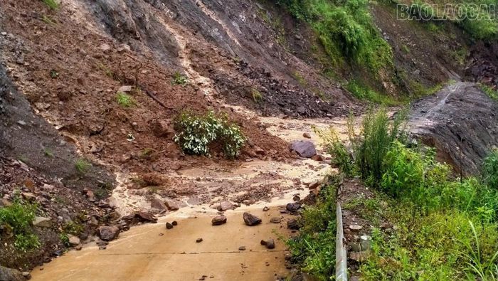Hàng trăm điểm sạt lở xuất hiện trên các tuyến đường giao thông nông thôn, gây ách tắc giao thông và ảnh hưởng đến việc đi lại của người dân. ( Ảnh do xã Khao Mang cung cấp).