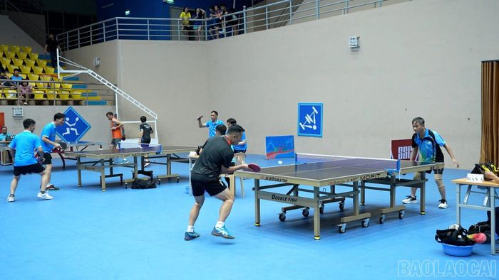 Các trận đấu môn bóng bàn diễn ra sôi nổi ngay sau lễ khai mạc giải.