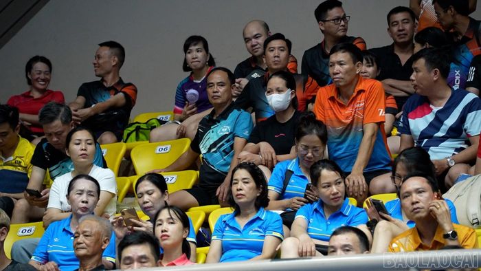 Đông đảo vận động viên và khán giả theo dõi các trận đấu.
