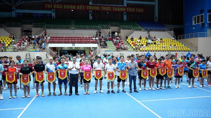 Ban tổ chức trao cờ lưu niệm cho các đoàn tham gia giải.