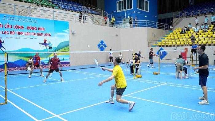 Các vận động viên tranh tài ở nội dung cầu lông ngay sau lễ khai mạc giải.