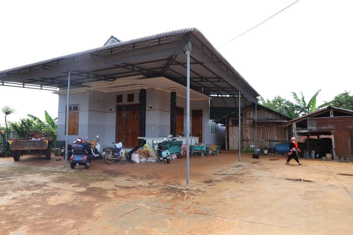 Nhiều ngôi nhà mới được dựng xây từ sự chung tay hùn vốn của chị em trong thôn Tân Thành