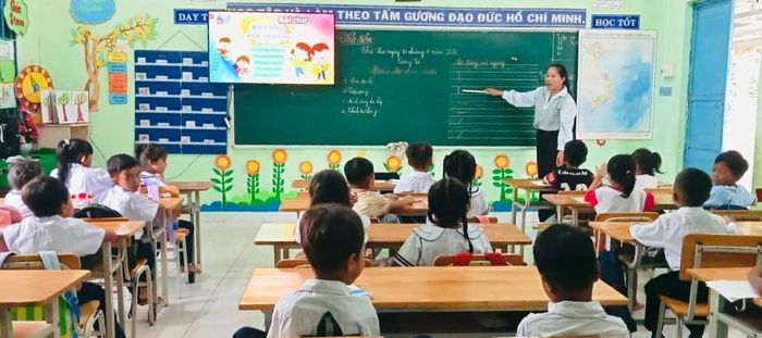 Lớp học tiếng Việt hè tại Trường Tiểu học Hàm Cần
