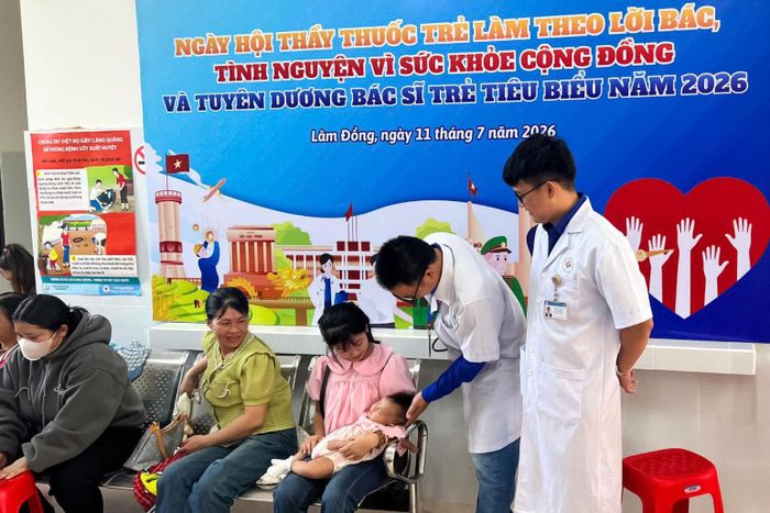 Đội ngũ thầy thuốc trẻ khám bệnh, tư vấn sức khỏe miễn phí cho người dân vùng biên